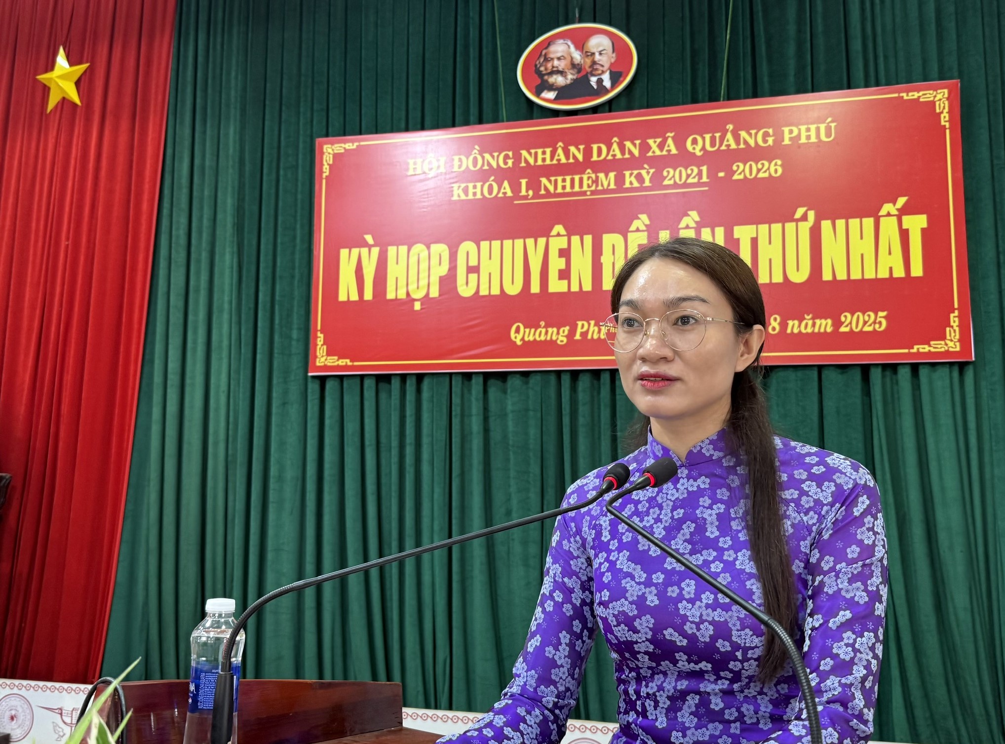 Đồng Nay H’Lan – Phó Bí thư Thường trực Đảng ủy, Chủ tịch HĐND xã phát biểu tại kỳ họp